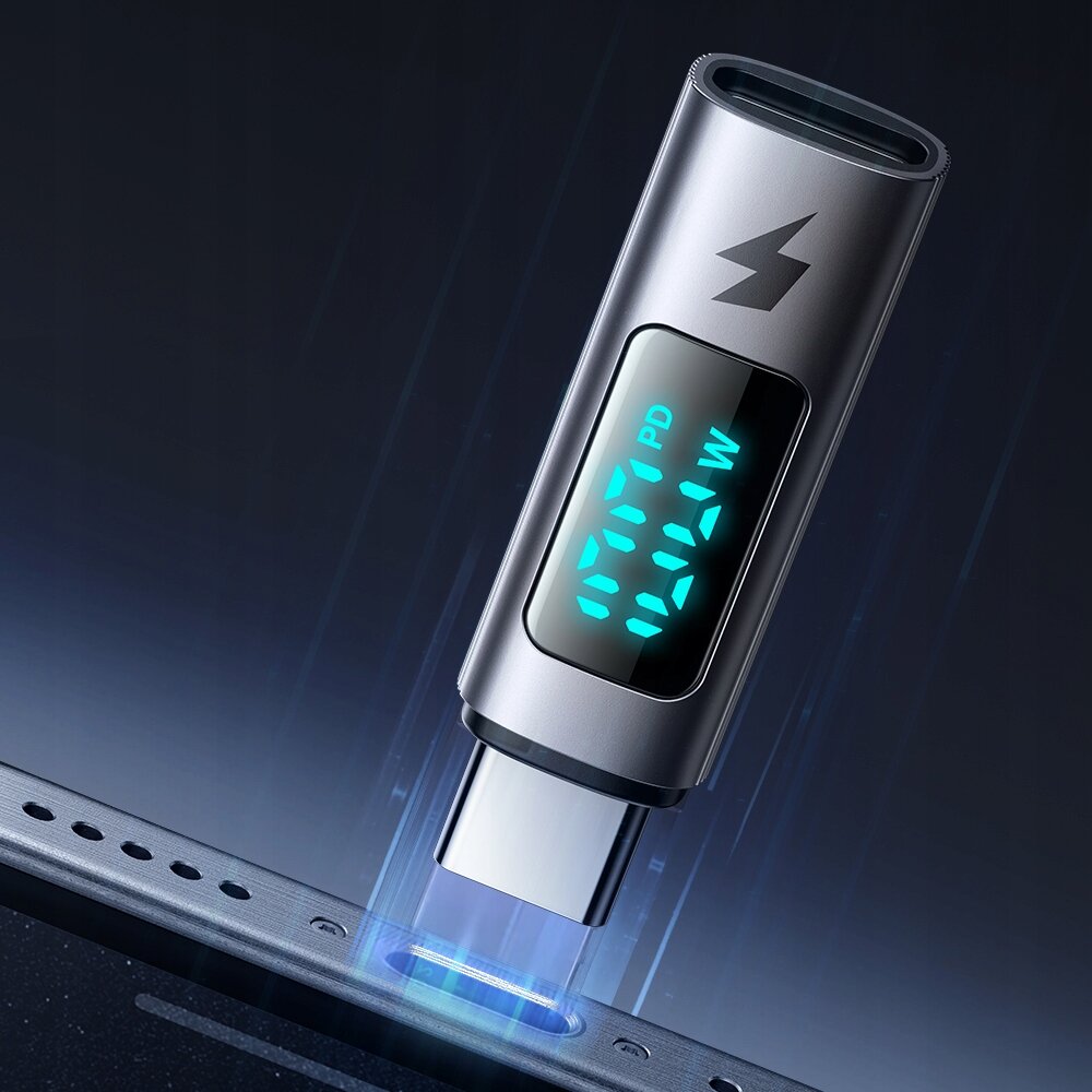 Srebrny adapter USB-C z wyświetlaczem pokazującym wartości \'PD\' i \'W\', oraz symbolem błyskawicy na obudowie.