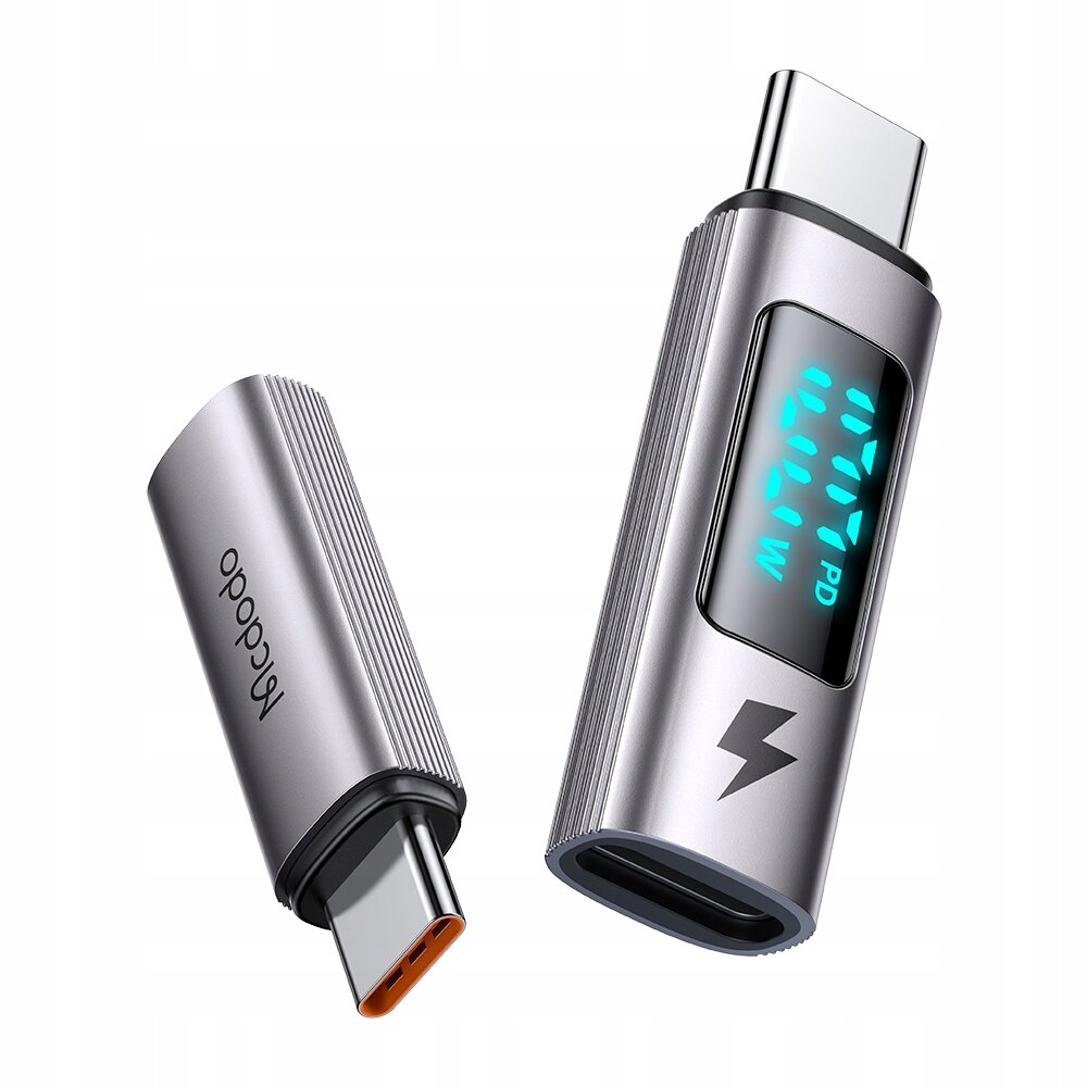 Na obrazie widoczne są dwa metaliczne adaptery USB-C z logo \'Mcdodo\'. Jeden z adapterów posiada wyświetlacz z niebieskimi cyframi i symbolem błyskawicy.