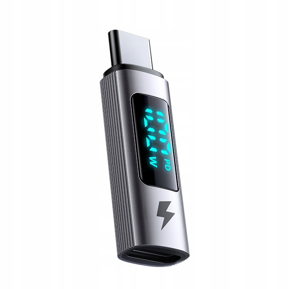 Srebrny adapter USB-C z wyświetlaczem pokazującym \'121.1 PD 121W\' oraz symbolem błyskawicy na obudowie.