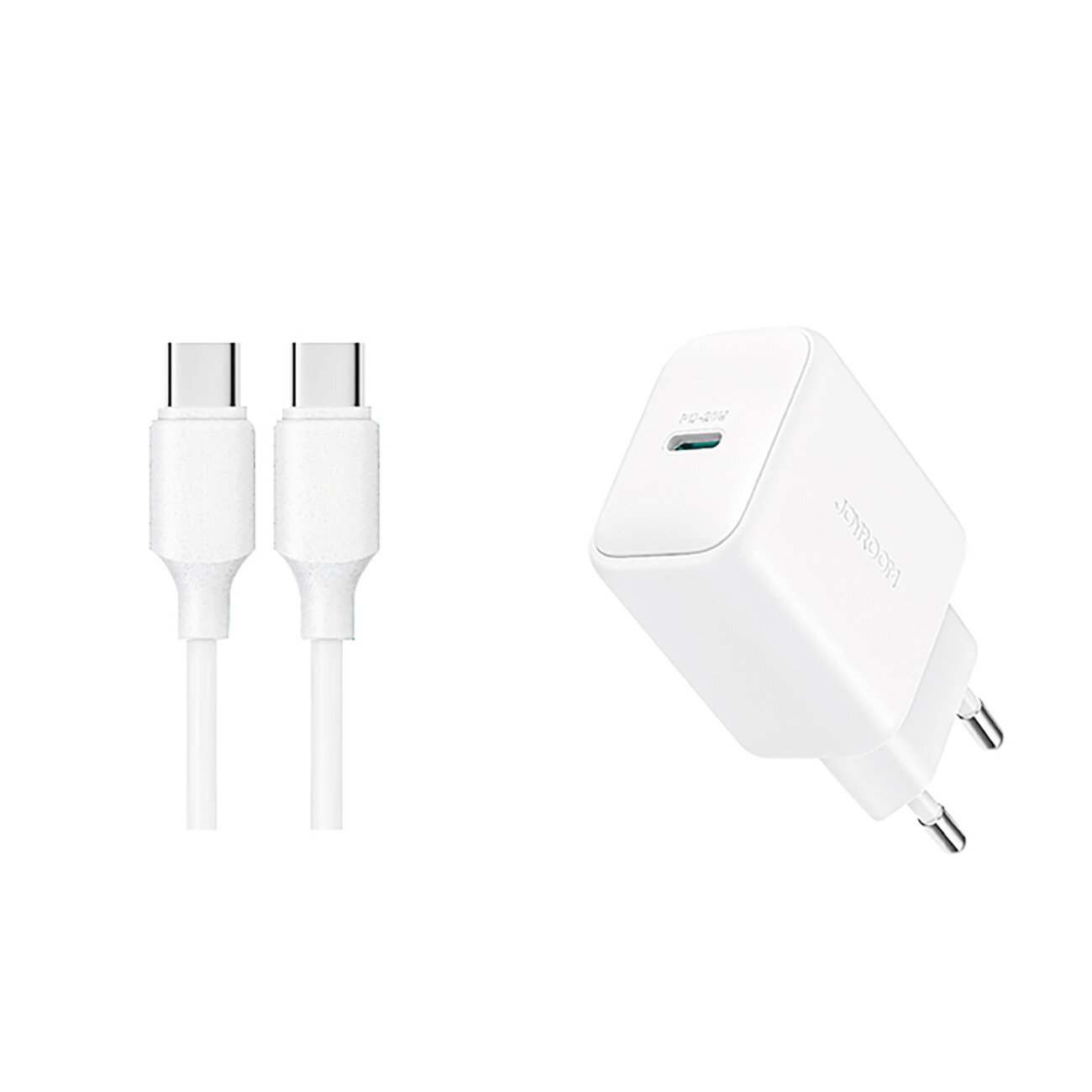 Na obrazie widoczna jest biała ładowarka sieciowa z wtyczką oraz biały kabel z dwoma złączami USB-C. Na ładowarce znajduje się napis \'Joyroom\'.