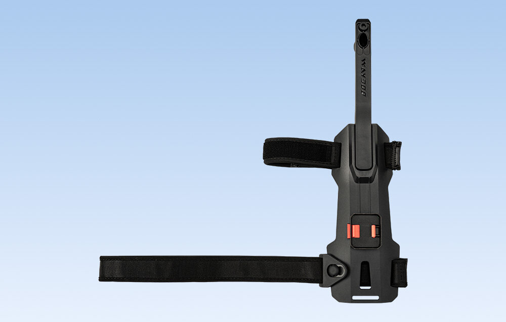 Mocowanie na ramię do skutera podwodnego WAYDOO 4010000051 jasne tło mocowanie widoczne od przodu przemyślana konstrukcja solidny system montażu stabilnie trzyma się na miejscu bardzo dobrze przylega do ciała wymiary 22,86 × 10 × 7,97 cm waga zaledwie 299 g