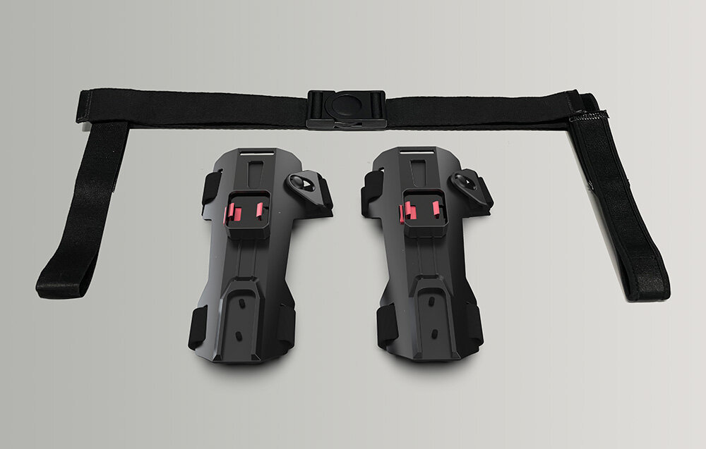 Mocowanie na nogę do skutera podwodnego WAYDOO 4010000039 mocowania wraz z paskami na jasnym tle paski stabilizujące urządzenia pozostają solidnie zamocowane płynne przemieszczanie się pod wodą