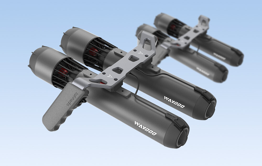 Podwójny uchwyt do skuterów podwodnych WAYDOO 4010000107 dwa uchwyty na jasnym tle do uchwytów przymocowane skutery umożliwia równoległe połączenie dwóch skuterów prędkość nawet o 2 m/s większa manewrowanie staje się bardziej precyzyjne