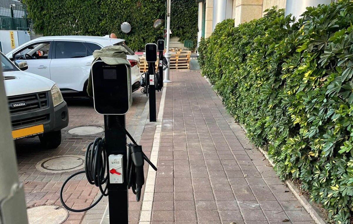 Ładowarka do samochodu elektrycznego BESEN BS20 Typ A 22 kW Ładowarki do samochodów elektrycznych z zawieszonym kabel i wtyczką, zamontowany na chodniku przy parkingu