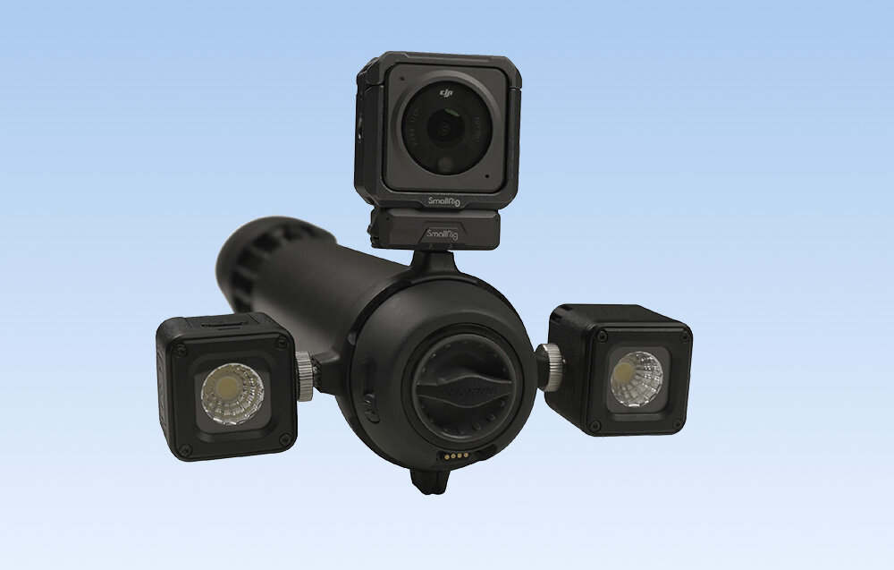 Pierścień mocujący do akcesoriów WAYDOO 4010000036 jasne tło skuter podwodny na skuterze pierścień na pierścieniu przymocowana kamera i dwie lampy funkcjonalne rozszerzenie umożliwia jednoczesny montaż nawet trzech akcesoriów podłączysz kamerę GoPro oraz oświetlenie podnosi jakość rejestrowanych materiałów tworzenie profesjonalnych kadrów