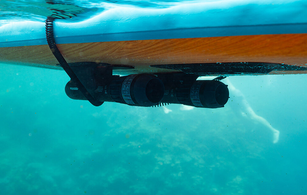 Adapter do SUP WAYDOO 4010000037 woda spód supa dwa skutery na spodzie supa szybkie i bezpieczne zintegrowanie skutera Subnado z deską SUP swoboda przemieszczania się wsparcie napędu poruszanie się po wodzie zmniejsza konieczność wiosłowania