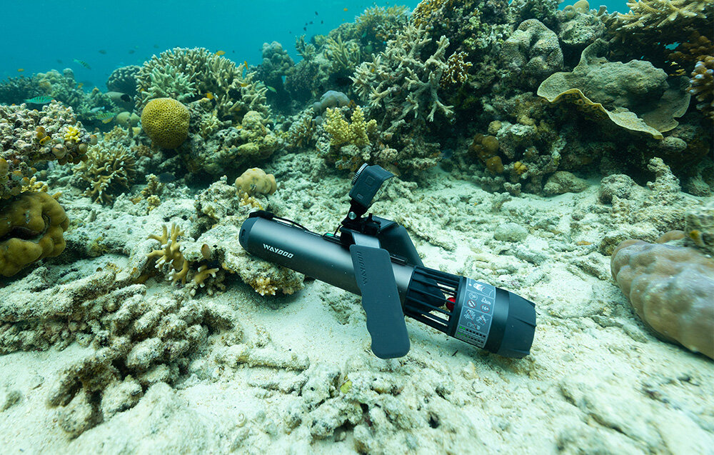 Uchwyt do skutera WAYDOO 4010000050 akwen wodny skuter leży na piasku i kamieniach pod wodą do konstrukcji przymocowano uchwyt materiały w pełni odporne na działanie czynników zewnętrznych długa żywotność sprzętu