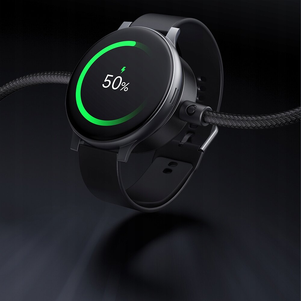 Czarny smartwatch z okrągłym wyświetlaczem pokazuje 50% naładowania baterii z zielonym wskaźnikiem. Urządzenie jest podłączone do plecionego kabla USB-C.