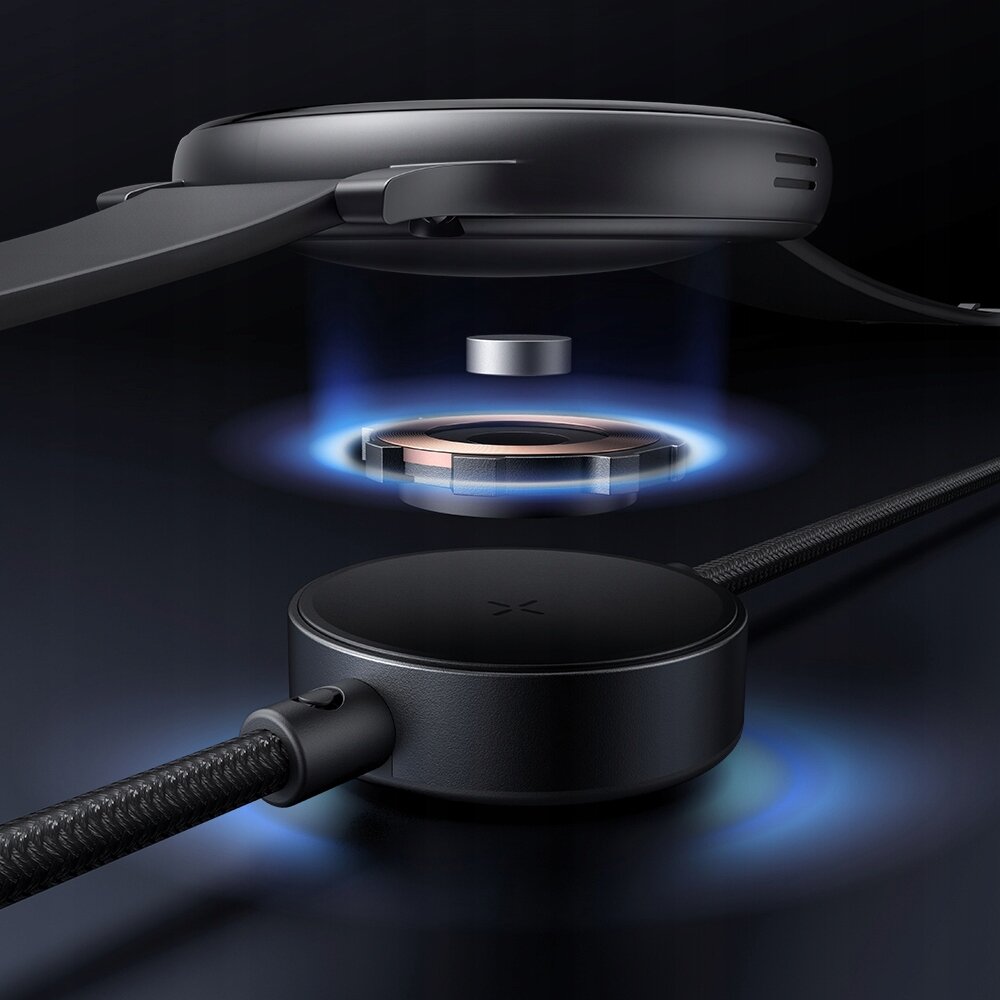 Obraz przedstawia czarną ładowarkę indukcyjną z kablem USB-C, unoszącą się nad nią część zegarka oraz niebieską poświatę wokół elementów. Na ładowarce widoczne jest logo w kształcie litery X.
