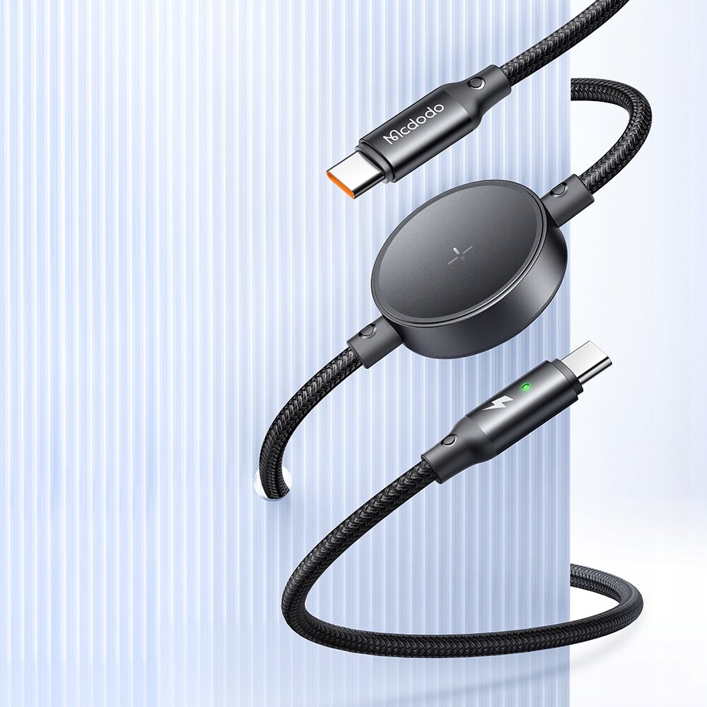 Na obrazie widoczny jest czarny kabel USB-C z okrągłą ładowarką indukcyjną. Na kablu znajduje się logo \'Mcdodo\'.