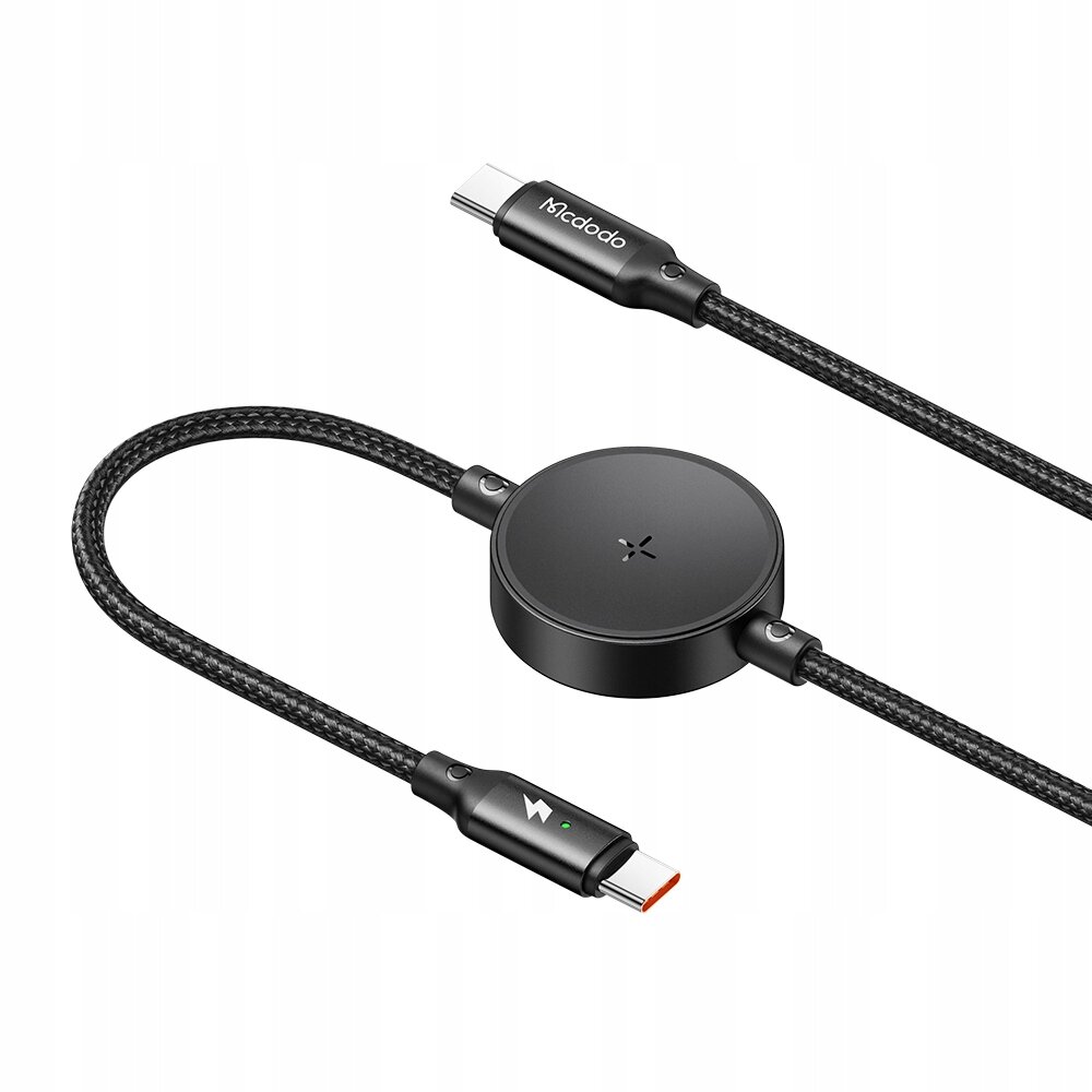 Na obrazie widoczna jest czarna ładowarka indukcyjna z okrągłą podstawą i kablem USB-C. Na kablu znajduje się logo \'Mcdodo\'.