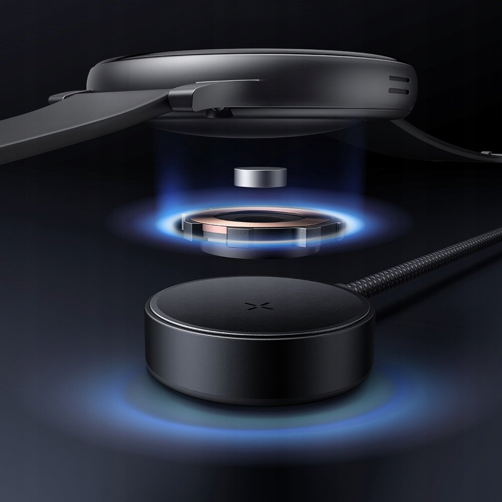 Obraz przedstawia czarną ładowarkę indukcyjną z kablem USB-C, unoszącą się nad nią część zegarka. W tle widoczne są niebieskie efekty świetlne sugerujące działanie ładowania.