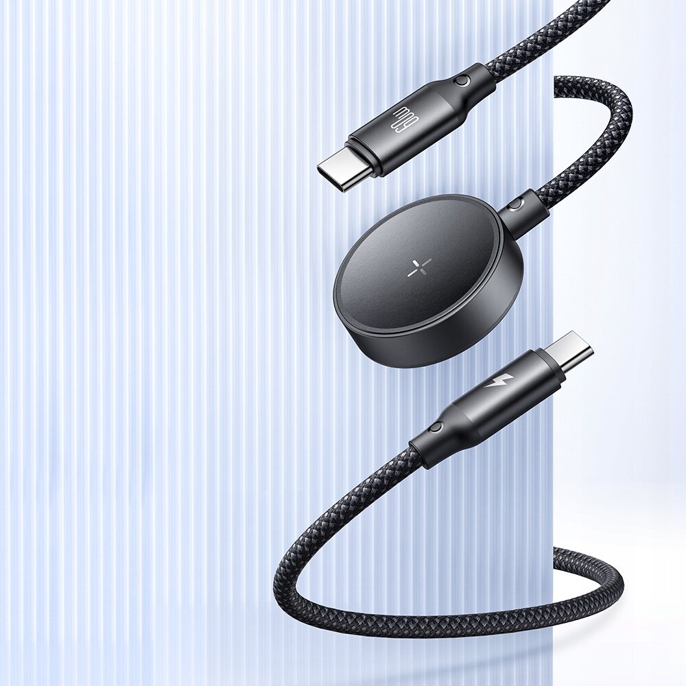 Na obrazie widoczna jest czarna ładowarka indukcyjna z dwoma złączami USB-C, z plecionym kablem. Na jednym z złączy znajduje się symbol błyskawicy, a na ładowarce symbol krzyża.