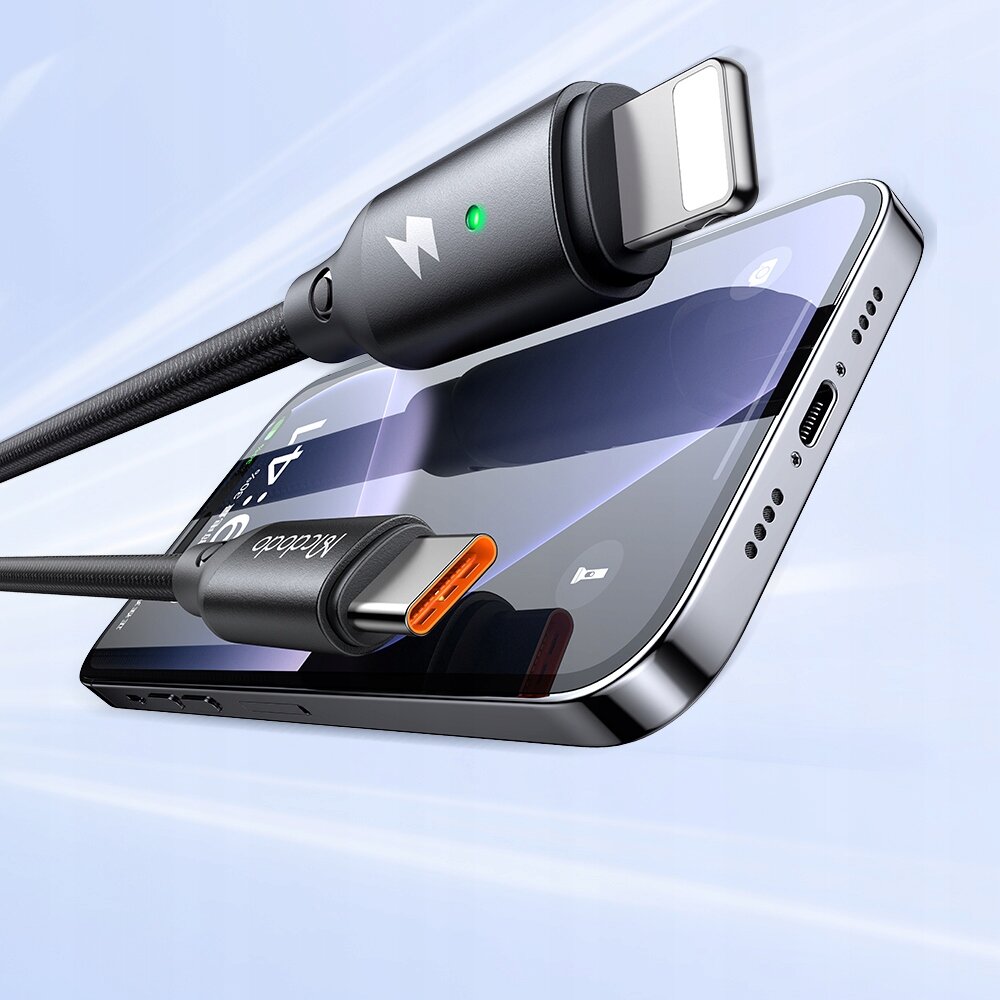 Na obrazie widać smartfon z podłączonym kablem Lightning oraz dodatkowym złączem USB-C. Na kablu widoczne jest logo \'Mcdodo\'.