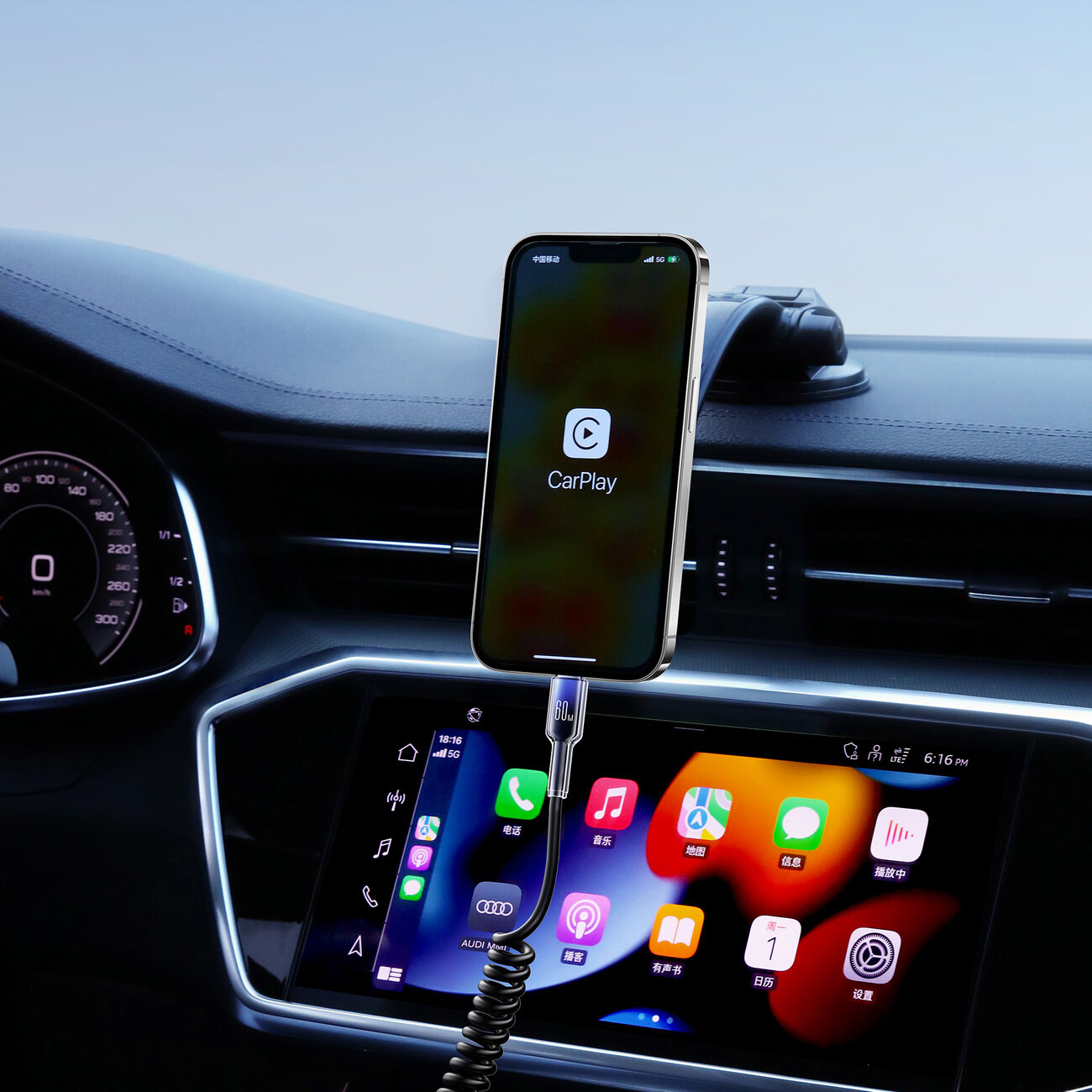 Wnętrze samochodu z zamontowanym na desce rozdzielczej smartfonem, na którym widoczna jest aplikacja CarPlay. Telefon jest podłączony kablem USB-C do systemu multimedialnego samochodu, na którym wyświetlane są różne ikony aplikacji.