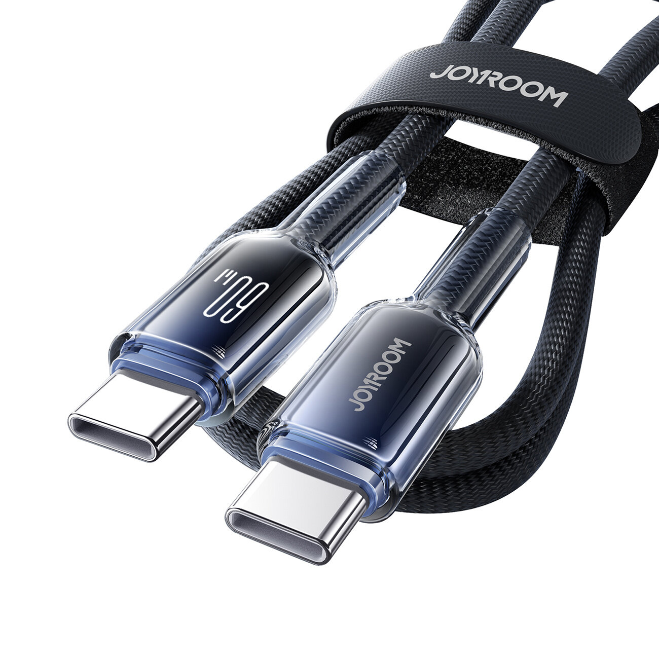 Na obrazie widoczny jest czarny kabel USB-C z dwoma końcówkami, na których znajduje się napis \'JOYROOM\' oraz oznaczenie \'60W\'. Kabel jest spięty czarnym paskiem z napisem \'JOYROOM\'.