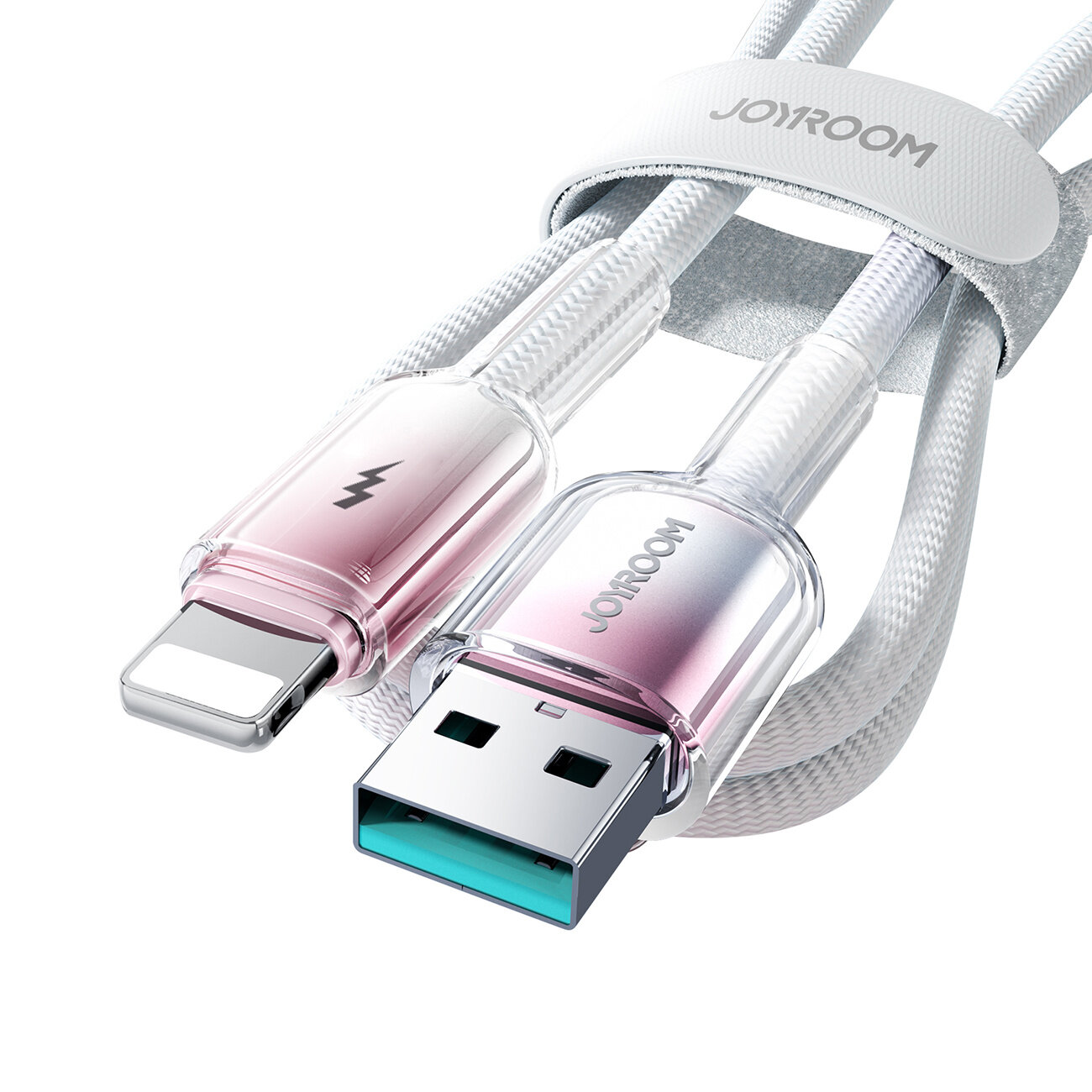 Na obrazie widoczny jest biały kabel USB-A Lightning z metalicznymi końcówkami, na których znajduje się logo \'JOYROOM\'. Kabel jest owinięty białym paskiem z napisem \'JOYROOM\'.