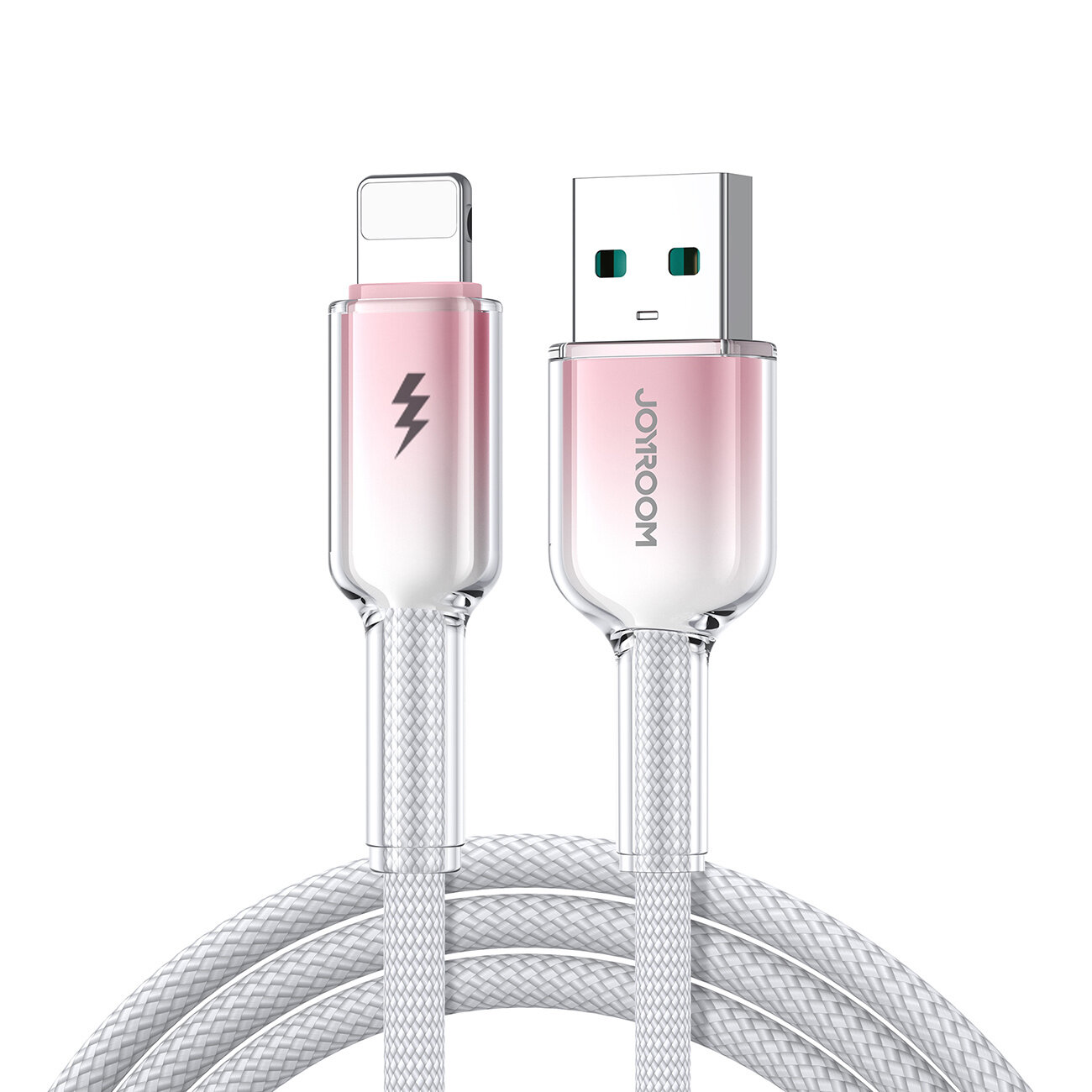 Na obrazie widoczny jest biały kabel USB-A Lightning z metalicznymi końcówkami, na jednej z nich znajduje się logo \'Joyroom\'. Kabel ma plecioną strukturę, a na jednej z końcówek widoczny jest symbol błyskawicy.