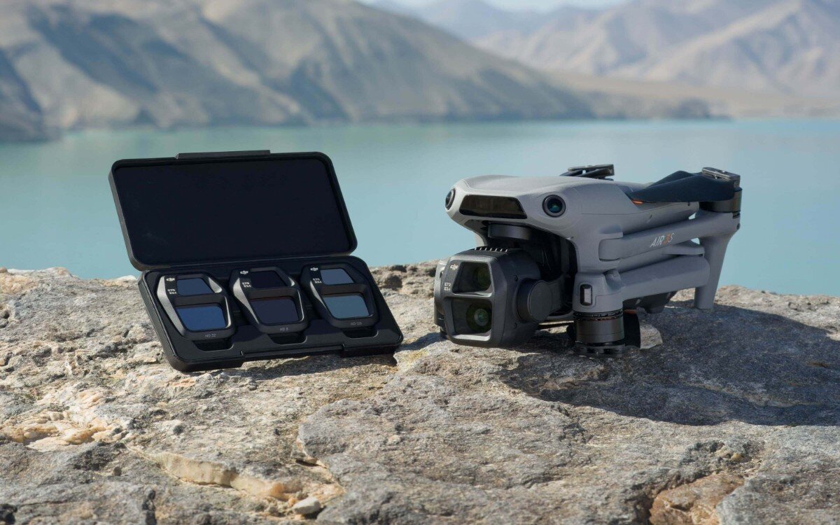 Dron oraz etui ochronne zawierające zestaw filtrów DJI na skale.