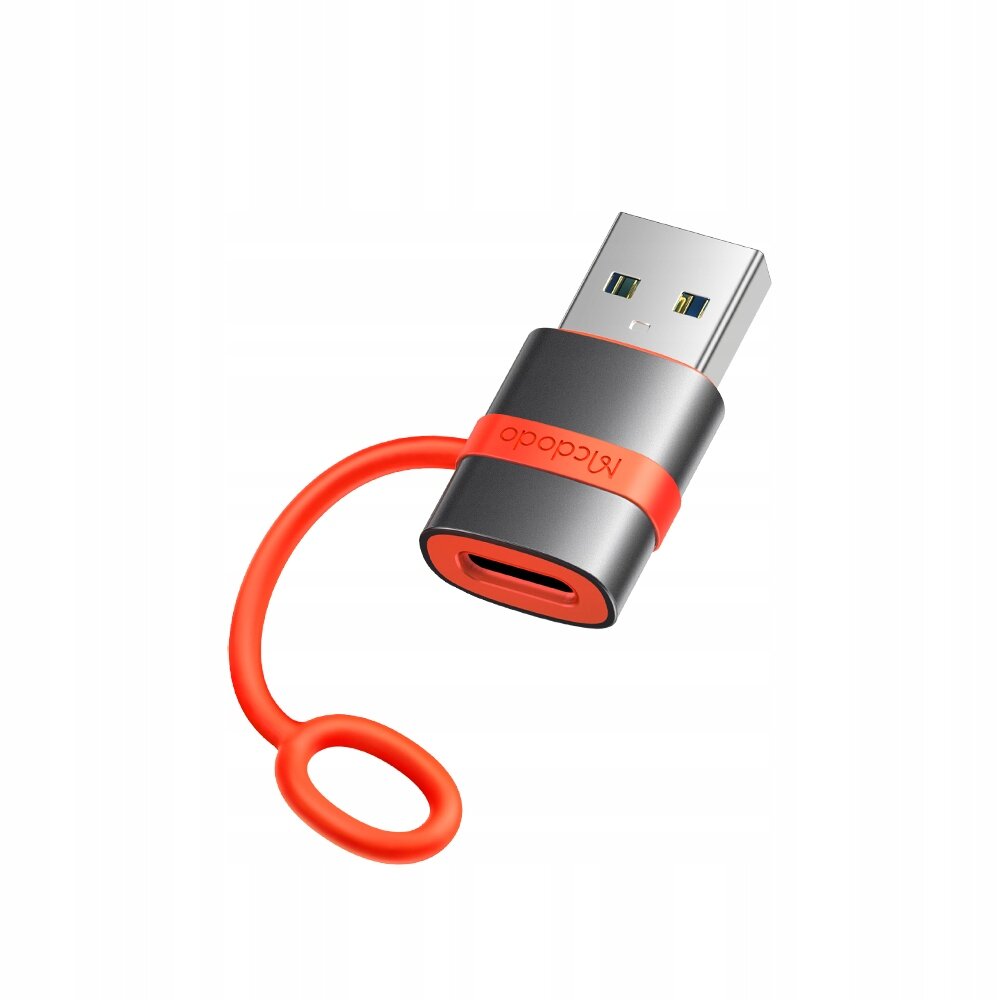 Na obrazie znajduje się adapter USB z metaliczną obudową i czerwonymi akcentami. Na obudowie widoczny jest napis \'Mcdodo\'.
