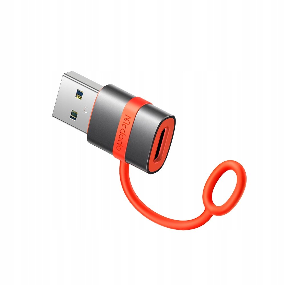 Adapter USB-A do USB-C z czerwonym akcentem i logo \'Mcdodo\'. Posiada elastyczny czerwony uchwyt w kształcie pętli.