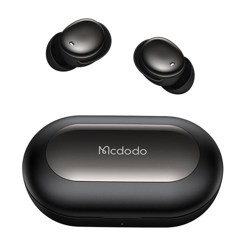 Na obrazie widoczne są czarne, bezprzewodowe słuchawki douszne oraz etui ładujące z logo \'Mcdodo\'.