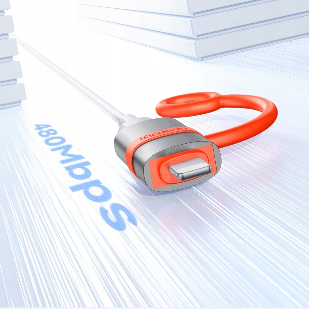 Na obrazie widoczny jest adapter z logo \'Mcdodo\' i czerwonym kablem, z napisem \'480Mbps\' w tle. Adapter ma metaliczną obudowę i końcówkę Lightning.