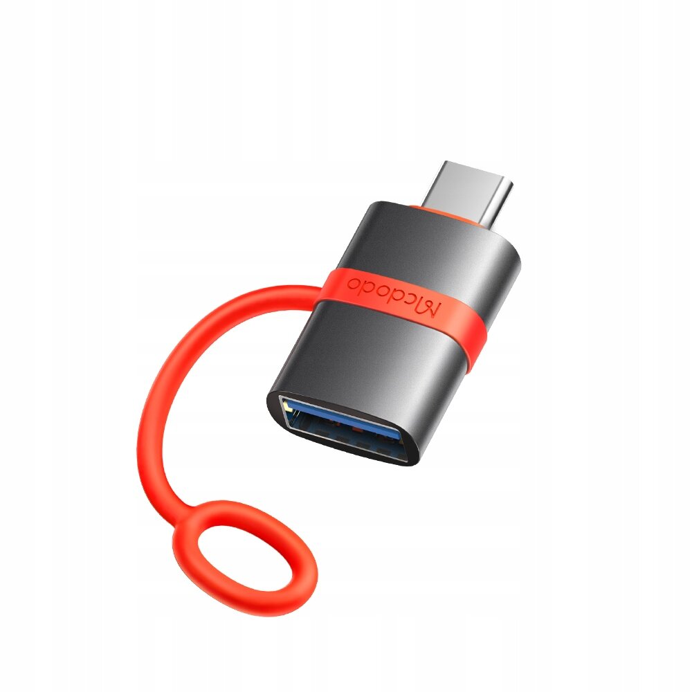 Na obrazie widoczny jest adapter USB z metaliczną obudową i czerwonym elementem z napisem \'Mcdodo\'. Adapter posiada złącze USB-A oraz USB-C, a czerwony kabel tworzy pętlę.