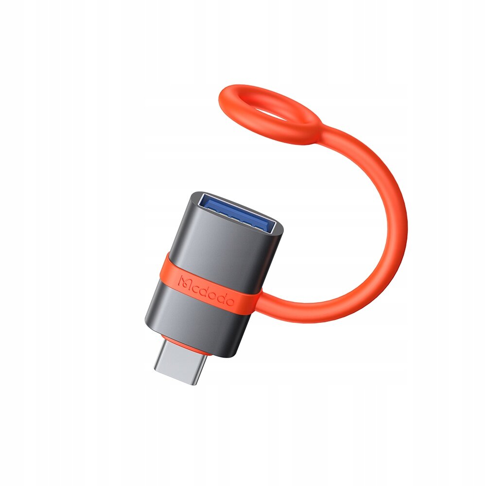 Na obrazie widoczny jest adapter USB z szarym korpusem i czerwonym elastycznym uchwytem. Na adapterze znajduje się napis \'Mcdodo\'.