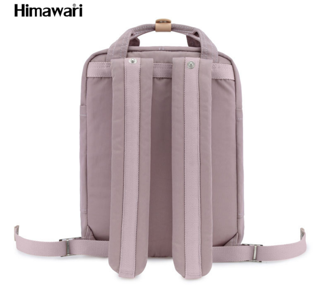 Liliowy plecak z dwoma regulowanymi szelkami i uchwytem na górze. Widoczne logo \'Himawari\' w lewym górnym rogu.