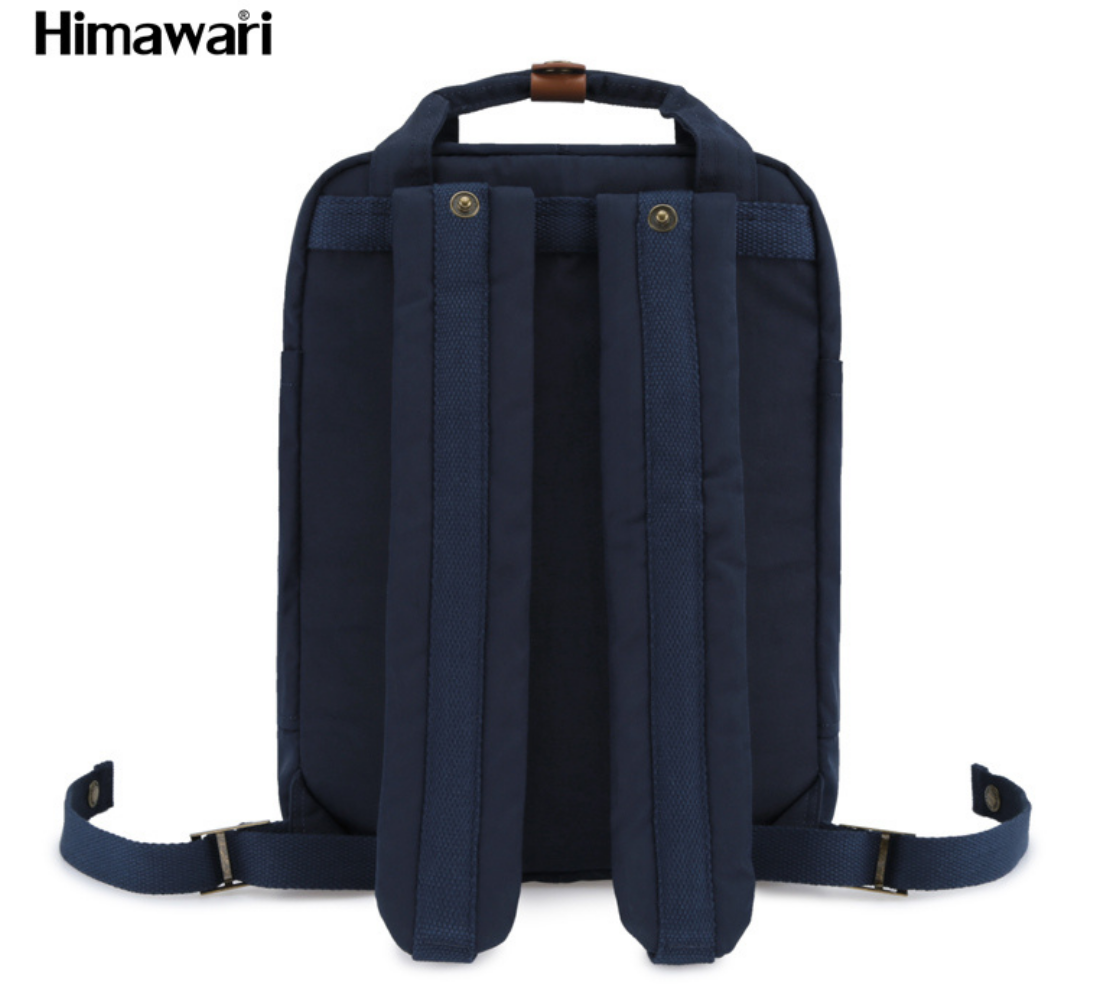Granatowy plecak z dwoma regulowanymi szelkami i uchwytem na górze. Widoczne logo \'Himawari\' w lewym górnym rogu.