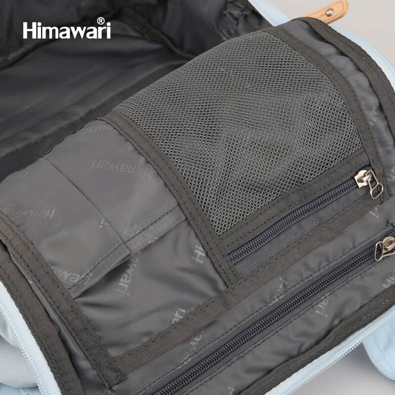 Wnętrze plecaka z widocznymi kieszeniami z siatki i zamkami błyskawicznymi. Logo \'Himawari\' znajduje się w lewym górnym rogu obrazu.