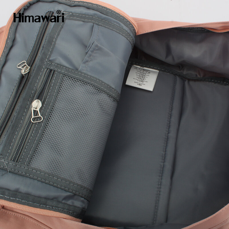 Wnętrze plecaka z szarym materiałem i kieszeniami zamykanymi na zamek błyskawiczny. Widoczne logo \'Himawari\' na górze obrazu.