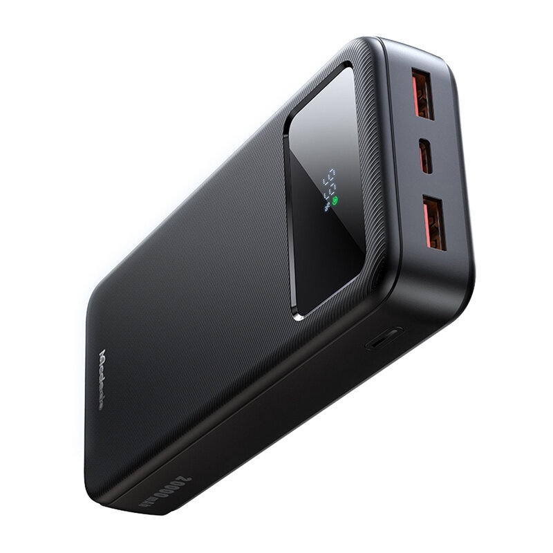 Czarny power bank z wyświetlaczem cyfrowym pokazującym poziom naładowania. Posiada dwa porty USB i jeden port USB-C.