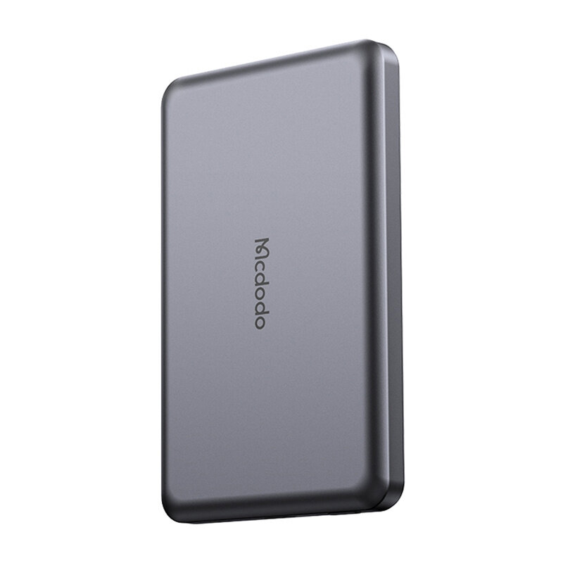 Na obrazie widoczny jest prostokątny, cienki powerbank w kolorze złotym z logo \'Mcdodo\' na powierzchni. Produkt ma zaokrąglone krawędzie.