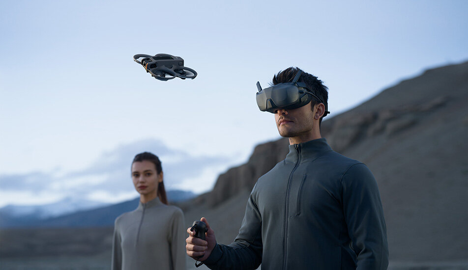 Mężczyzna używający gogli DJI Goggles N3.