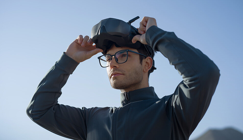 Mężczyzna noszący gogle DJI Goggles N3.