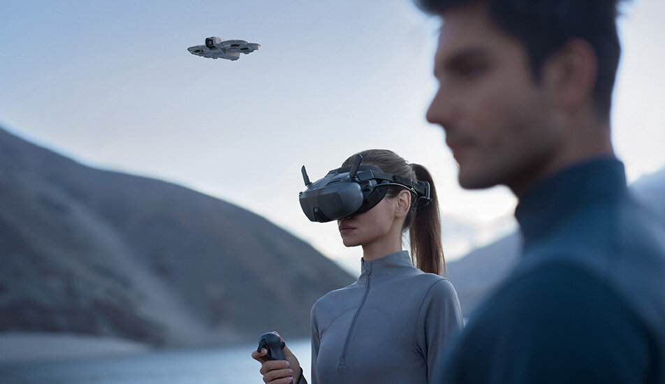 Kobieta używająca gogli DJI Goggles N3.