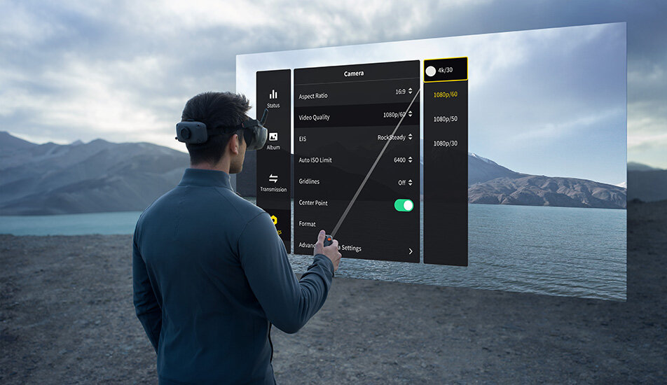 Mężczyzna nawigujący interfejs gogli DJI Goggles N3 używając kursora AR.