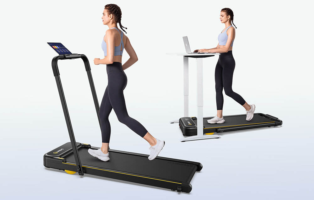 Bieżnia elektryczna UREVO Strol 2E Smart 2w1 550W 10km-h białe tło dwie osoby korzystają z bieżni jedna pracuje przy biurku druga bez wytrzymała rama obciążenie do 120 kg pas bieżny o wymiarach 102 x 38 cm komfortowy chód czy bieg. podstawa na tablet lub telefon