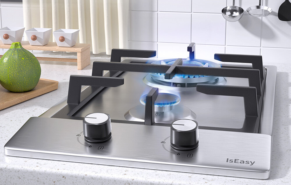 Płyta gazowa ISEASY MGBS-312A Płyta gazowa z zapalonymi palnikami osadzona jest na jasnym blacie, a metalowe pokrętła są dobrze widoczne z przodu. Ruszty tworzą stabilne miejsce do ustawienia naczyń Elegancki wygląd trwałość stal nierdzewna nowoczesny design odporność na wilgoć