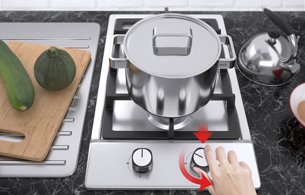 Płyta gazowa ISEASY MGBS-312A Garnek stoi na palniku płyty gazowej, a dłoń reguluje intensywność płomienia. Obok znajdują się składniki przygotowane do dalszego gotowania Dwa palniki różna moc 3300W 1000W regulacja płomienia gotowanie smażenie