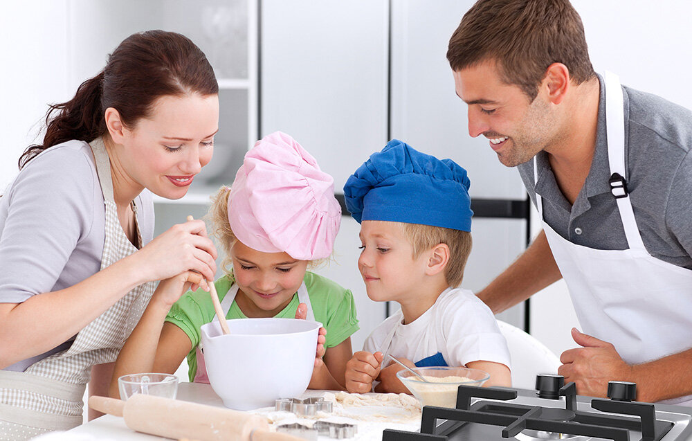 Płyta gazowa ISEASY MGBS-312A Rodzina wspólnie przygotowuje potrawę, skupiając się na mieszaniu składników w misce. Scena pokazuje ciepłą atmosferę i zaangażowanie wszystkich w gotowanie automatyczne odcięcie gazu zabezpieczenie przeciwwypływowe pokrętła odporne na temperaturę
