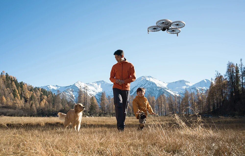 Dron DJI Flip w trakcie lotu.