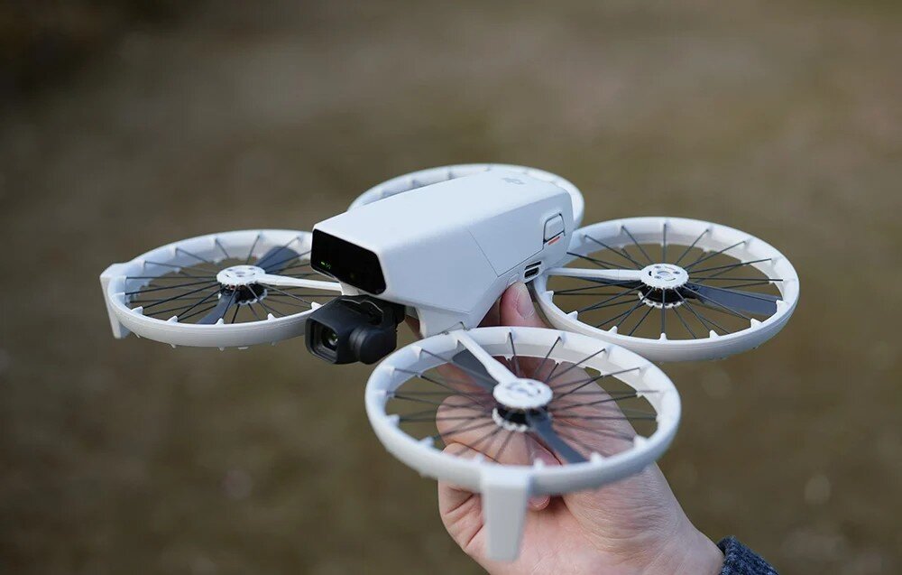 Dłoń trzymająca drona DJI Flip w dłoniach.