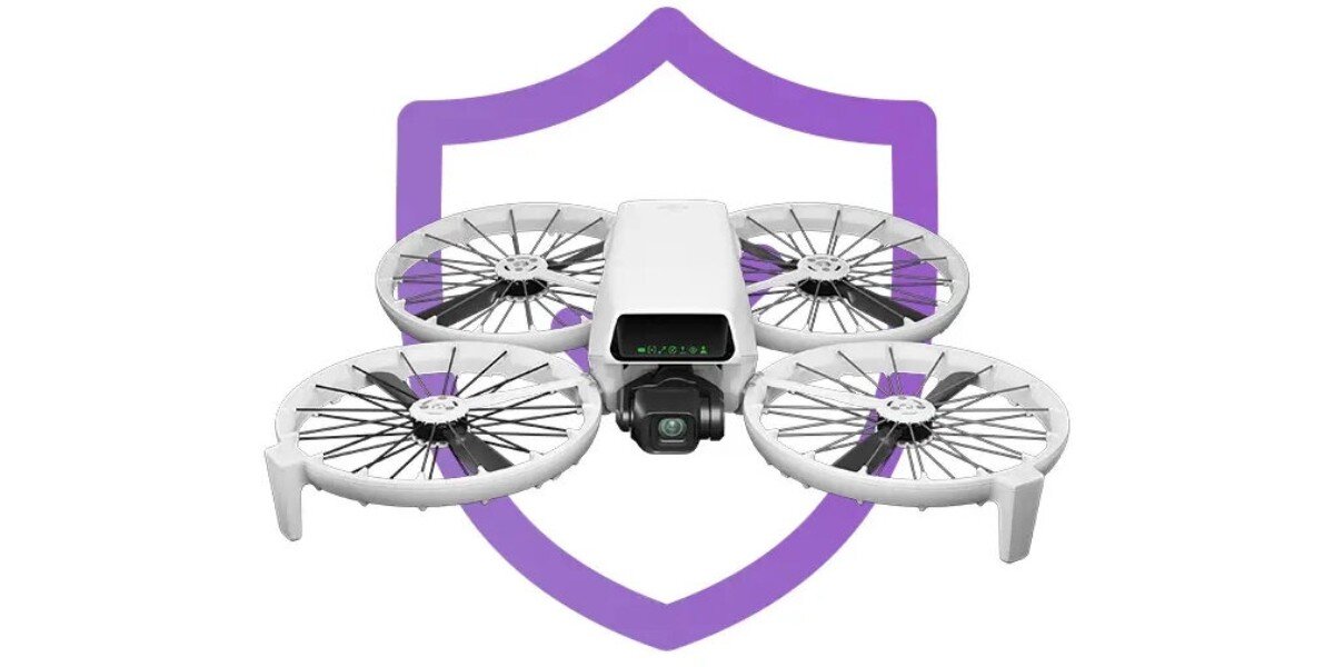 Dron DJI Flip na białym tle.
