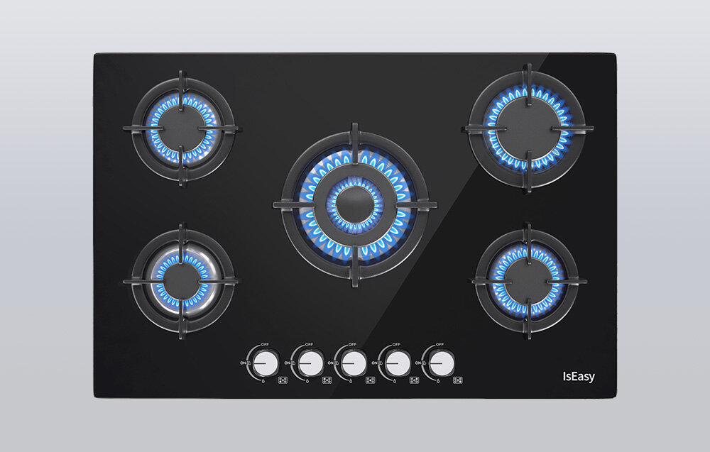 Płyta gazowa ISEASY MGBG-775 Zdjęcie z góry pokazuje pięć palników otoczonych metalowymi rusztami, każdy generujący wyraźny, niebieski płomień. Układ tworzy harmonijną kompozycję z czarną powierzchnią szkła 