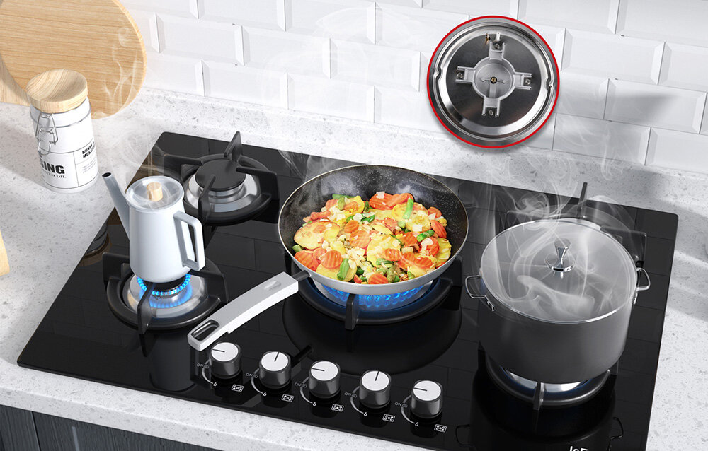 Płyta gazowa ISEASY MGBG-775 Na trzech palnikach jednocześnie gotują się różne potrawy: warzywa na patelni, czajnik oraz duży garnek. Płyta gazowa prezentuje stabilne ruszty i równy, niebieski płomień pod każdym naczyniem pięć palników szklany panel kuchnia palniki 1kW 1,75kW 2,7kW 3,3kW płyta do zabudowy