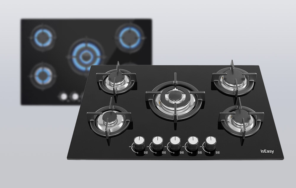 Płyta gazowa ISEASY MGBG-775 Dwa ujęcia prezentują płytę gazową – jedno z widocznymi płomieniami, a drugie w pełnej perspektywie. Kompozycja podkreśla układ pięciu palników oraz przedni rząd pokręteł gaz ziemny NG gaz LPG wymienne dysze uniwersalna instalacja