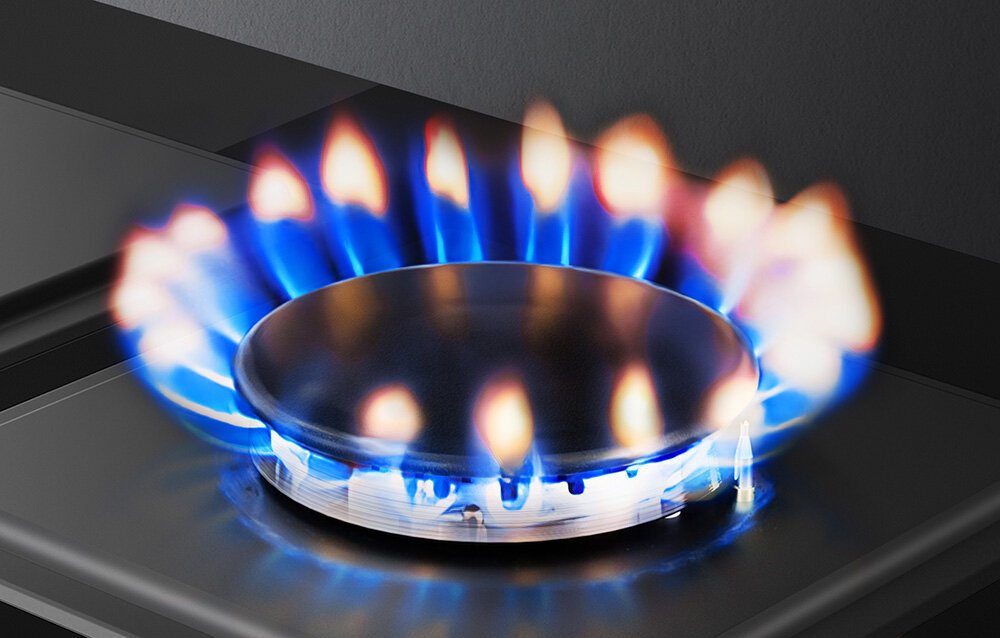 PŁYTA GAZOWA ISEASY MGBG-312S2C Płomień palnika tworzy wyraźny okrąg ognia o zmieniającej się wysokości. Zdjęcie skupia się na strukturze metalowego pierścienia i działaniu dysz gaz ziemny NG gaz LPG uniwersalna instalacja wymienne dysze